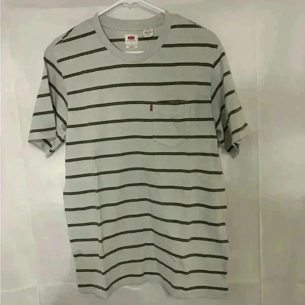 New with tags, men’s size small Levi’s brand shirt, #B548